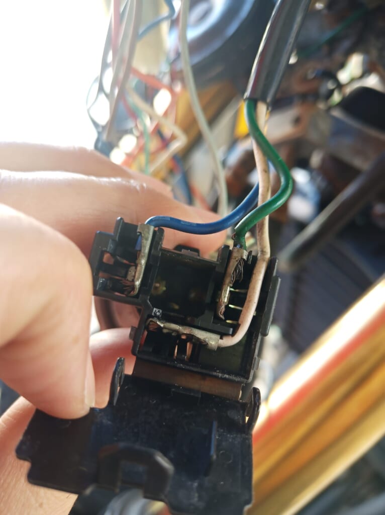 ヘッドライトのコネクタの裏を開けて電圧測定